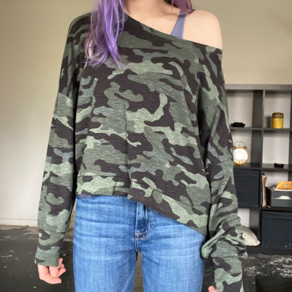 scoop neck camo long sleeve cropped shirt